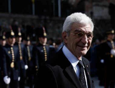 Εξαγριωμένο πλήθος κατά Γ.Μπουτάρη: Χιλιάδες διαδηλωτές κάτω από το σπίτι του